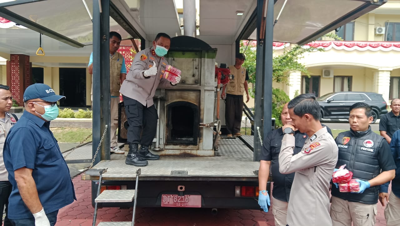 Proses pemusnahan barang bukti narkotika seberat 8 kilogram, bertempat di halaman Mapolda Sultra. (FOTO: FAYSAL/MS)