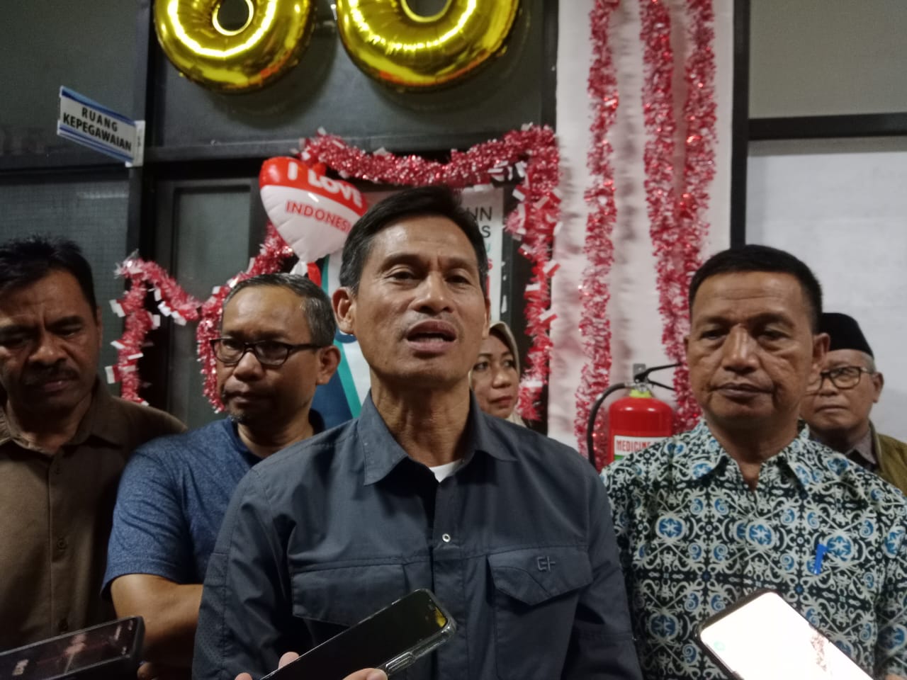 Konferensi pers terkait pembelajaran secara mandiri dari rumah selama tiga hari, terhitung mulai 1 hingga 3 September 2025 untuk satuan pendidikan jenjang SMA, SMK, dan SLB baik negeri maupun swasta bertempat di Kantor Dikbud Sultra. (FOTO: FAYSAL/MS)