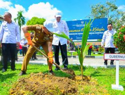 Kunjungi Lapas Kendari, Gubernur Sultra Ikut Tanam Pohon Serentak dan Salurkan Bantuan Sosial