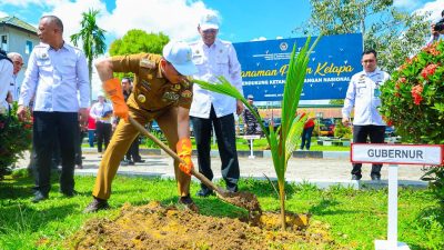 Kunjungi Lapas Kendari, Gubernur Sultra Ikut Tanam Pohon Serentak dan Salurkan Bantuan Sosial