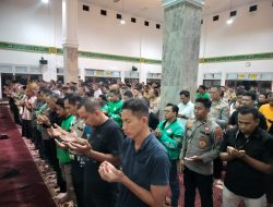 Kapolda Sultra Bersama Ojol Sholat Gaib Bersama untuk Almarhum Affan Kurniawan