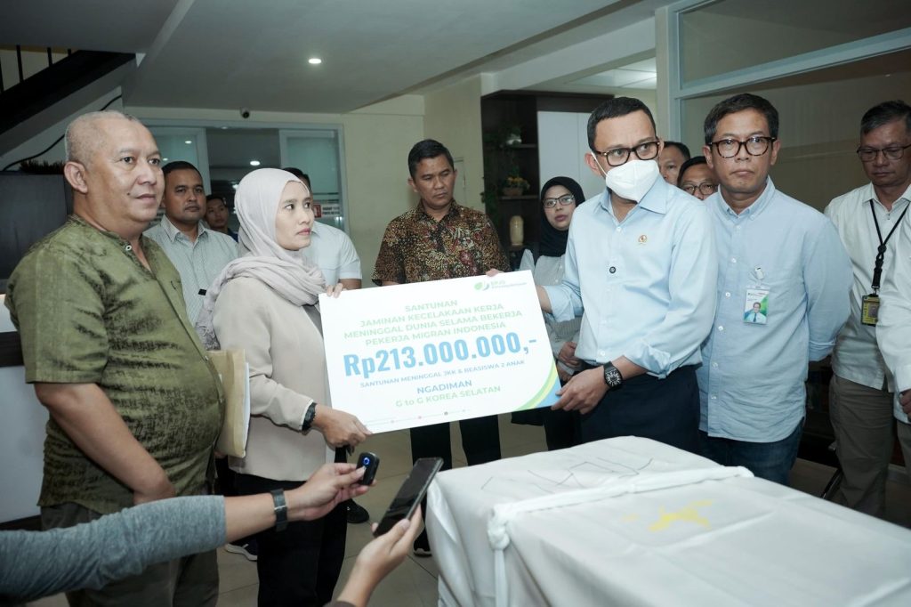Penyerahan santunan kepada keluarga almarhum Ngadiman
