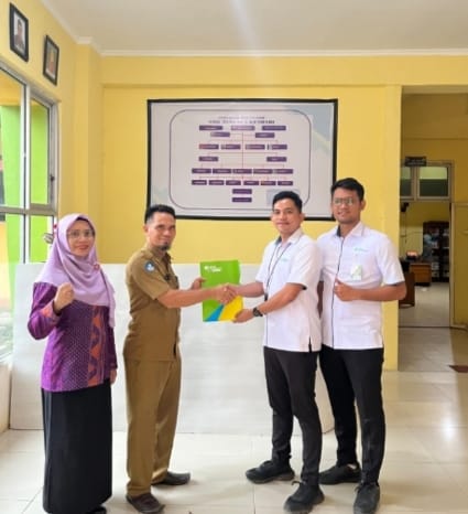 Penyerahan secara simbolis Program BPJS Ketenagakerjaan. (Dok. Istimewa) 