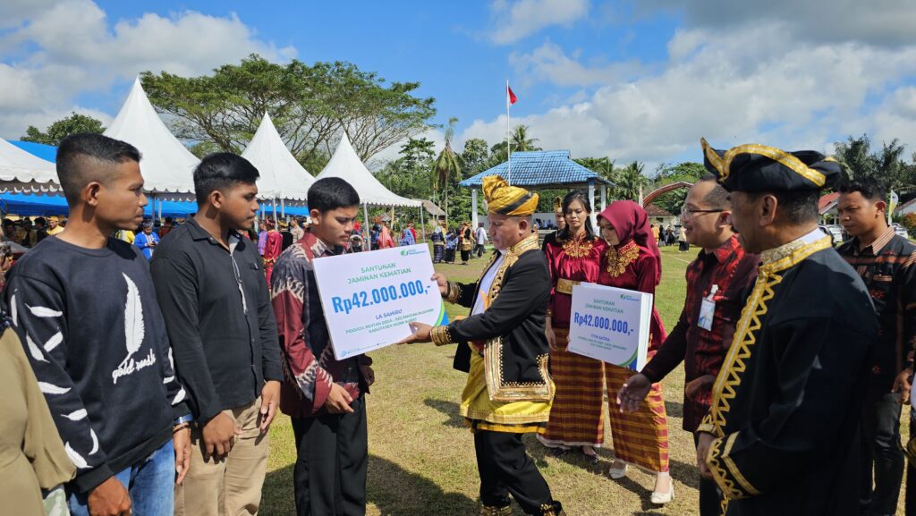 Pemkab Mubar saat menyerahkan santunan JKM kepada 10 ahli waris pekerja rentan. (Dok. Istimewa) 
