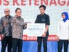 Menteri Dalam Negeri, Tito Karnavian saat menyerahkan manfaat Jaminan Sosial Ketenagakerjaan secara simbolis kepada lima ahli waris peserta. (Dok. Istimewa) 