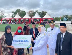 Walikota Kendari Serahkan Santunan Jaminan Kematian di Peringatan HUT ke-80 Republik Indonesia