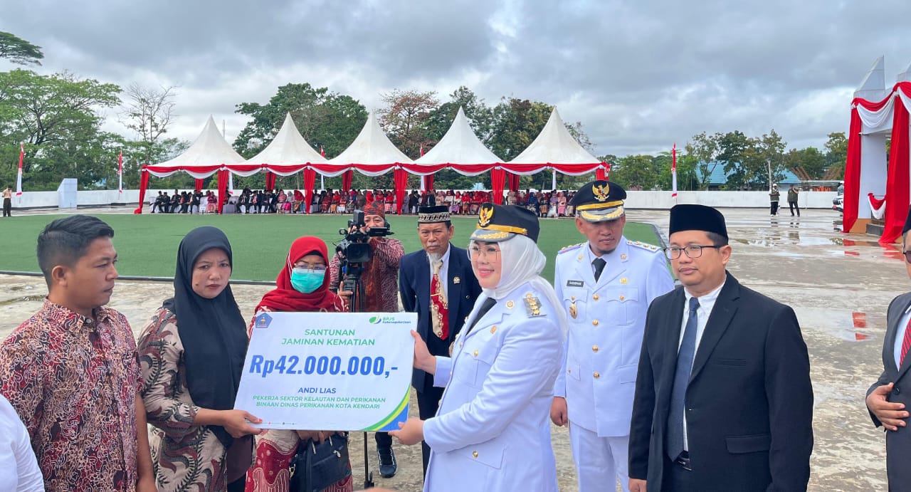 Walikota Kendari serahkan santunan jaminan kematian kepada keluarga almarhum. (Dok. Istimewa) 