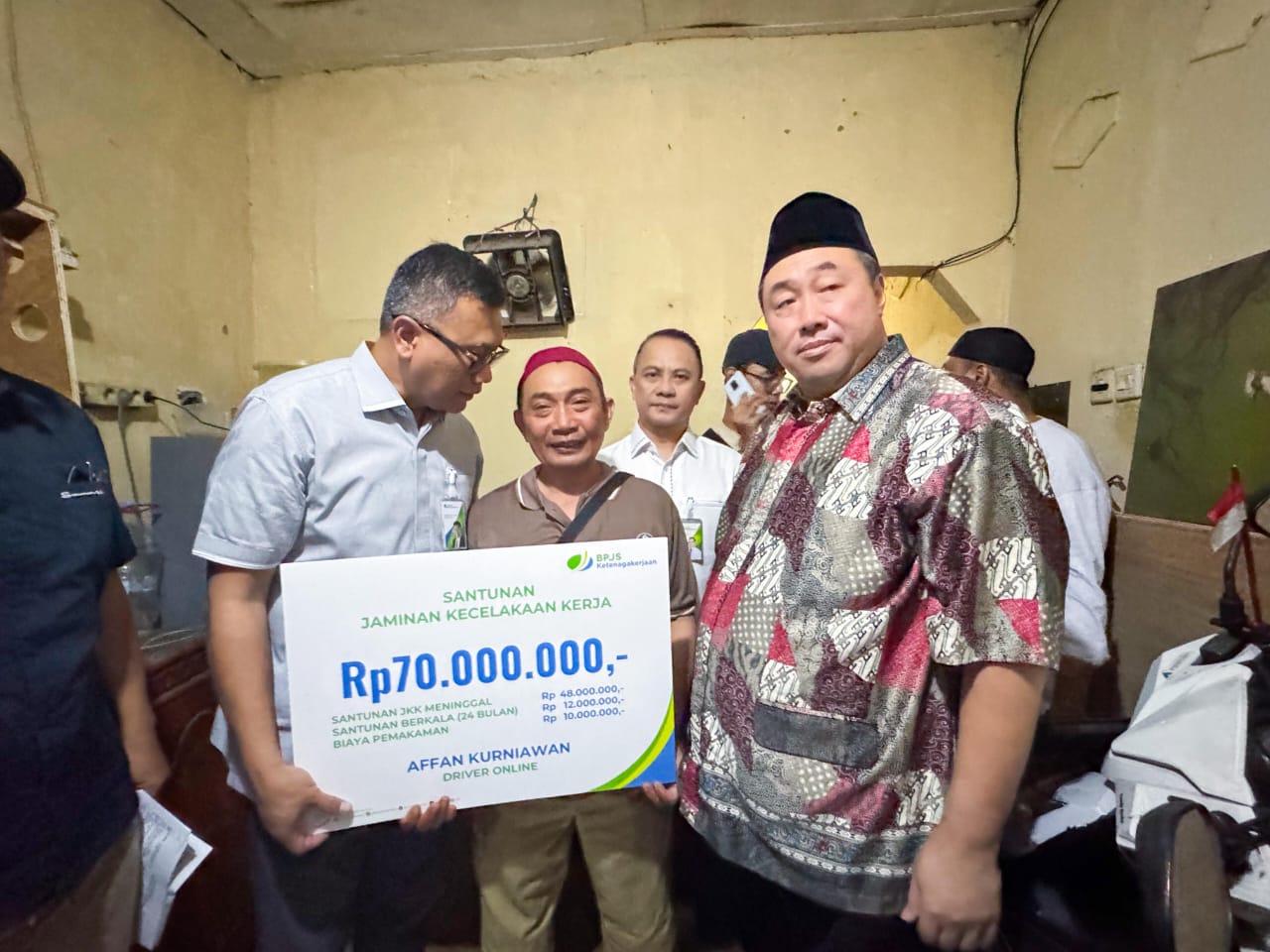Pemberian santunan kepada almarhum Affan Kurniawan. (Dok. Istimewa)