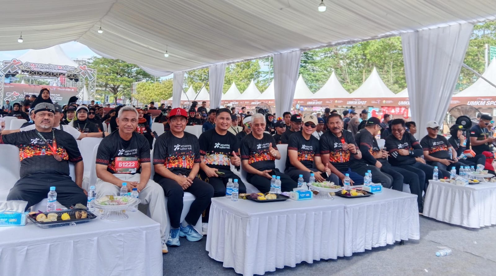 Sekda Sultra Asrun Lio bersama Kepala OPD Pemprov Sultra saat menghadiri Amazing Sultra Run.