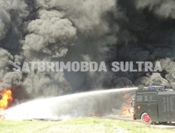 Brimob Polda Sultra Kerahkan Dua Water Cannon Padamkan Kebakaran Pabrik Ban Bekas di Konsel