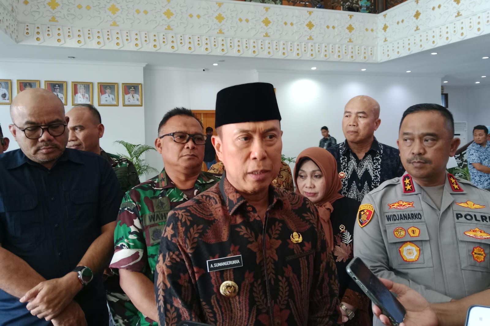 Gubernur Sultra, Andi Sumangerukka usai menggelar rapat bersama Forkopimda Sultra bertempat di Kantor Gubernur Sultra. (FOTO: FAYSAL/MS)