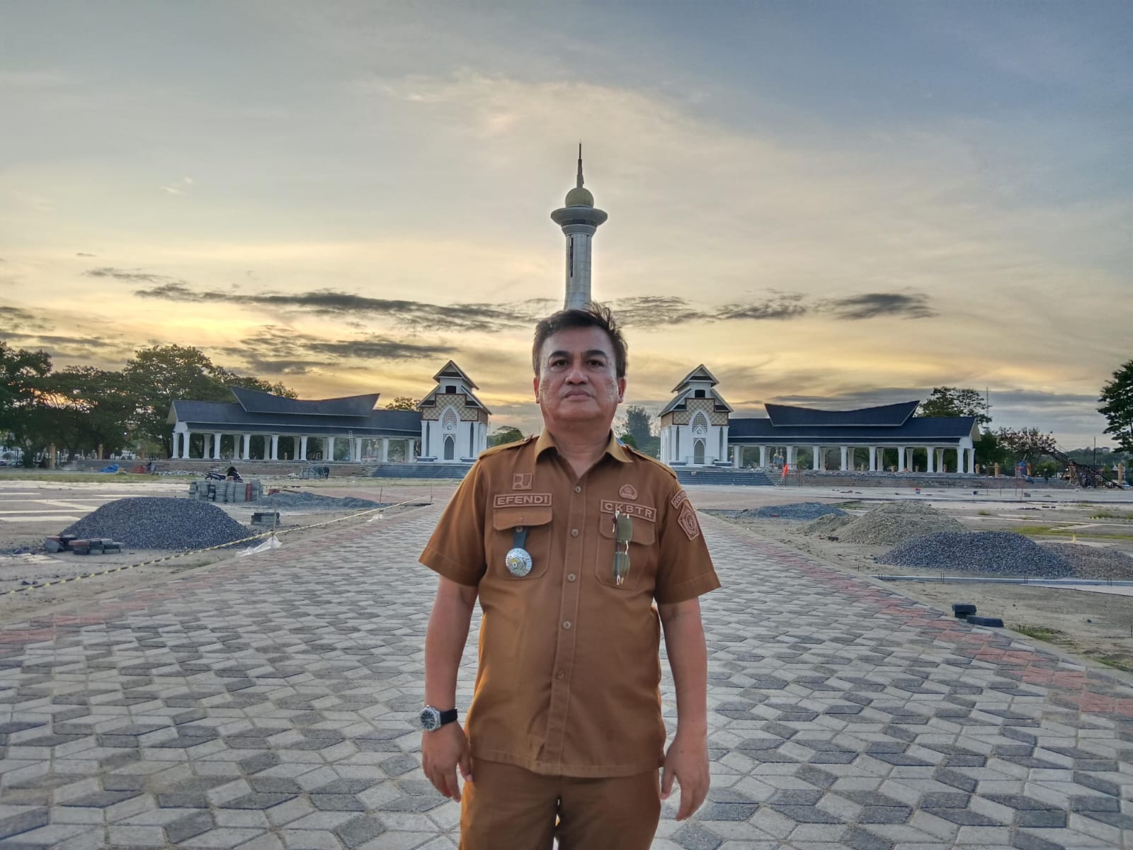 Kepala Dinas Cipta Karya Bina Konstruksi dan Tata Ruang Sultra, Martin Efendi Patulak, saat meninjau pekerjaan di Eks MTQ Kendari. (FOTO: FAYSAL/MS)