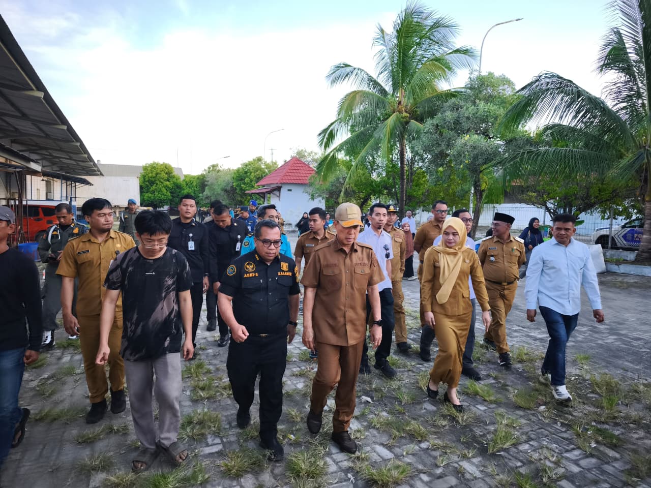 Gubernur Sultra, Andi Sumangerukka saat meninjau Pelabuhan Perikanan Samudera (PPS) Kendari, Selasa (16/9/2025).