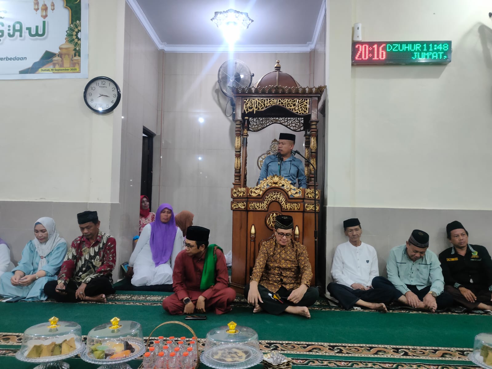 Camat Kadia, Kota Kendari, Hasman Dani, S.IP., MM saat membawakan sambutan pada peringatan Maulid Nabi Muhammad SAW 1447 H/2025 M, di Masjid Baiturahman, Jumat (19/9/2025).