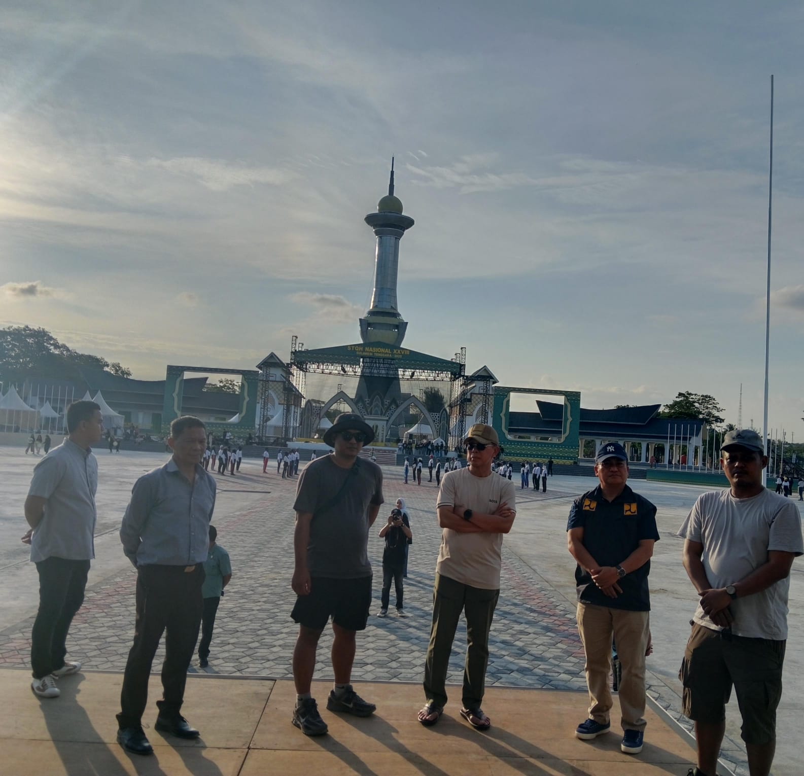 Gubernur Sultra, Mayjen TNI (Purn) Andi Sumangerukka, saat kembali meninjau kesiapan venue utama STQH Nasional XXVIII Tahun 2025, di kawasan Eks MTQ Kendari. (FOTO: FAYSAL/MS)