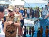 Gubernur Sultra, Mayjen TNI (Purn) Andi Sumangerukka, saat menyerahkan secara simbolis perlengkapan seragam dan perlengkapan sekolah gratis di SMAN 2 Kendari. (FOTO: FAYSAL/MS)