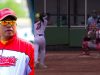 Ketua Pengprov Perbasasi Sultra, Pahri Yamsul (kiri) dan Tim Softball Lakidende Putri pada kejujuran Makassar Open 2025. (Dok. Istimewa)