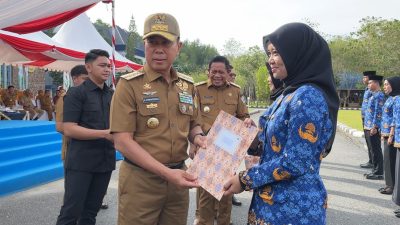 Gubernur Andi Sumangerukka Serahkan SK CPNS dan PPPK Tahap II Pemprov Sultra