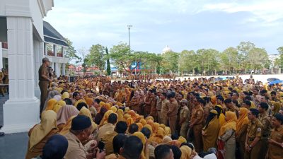 Gubernur Sultra Andi Sumangerukka saat memberikan pengarahan kepada ASN Pemprov Sultra usai apel gabungan. (FOTO: FAYSAL/MS)