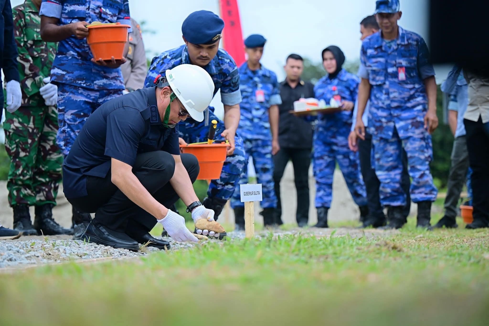 Gubernur Sultra, Mayjen TNI (Purn) Andi Sumangerukka (ASR), saat melakukan peletakan batu pertama pada Pembangunan Dapur SPPGLanud Halu Oleo di Konawe Selatan. (Dok. Pemprov Sultra)