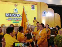 La Ode Darwin saat menerima bendera petaka Partai Golkar untuk dikibarkan di Sulawesi Tenggara. (FOTO: FAYSAL/MS)