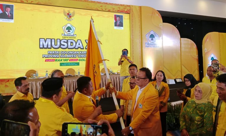 La Ode Darwin saat menerima bendera petaka Partai Golkar untuk dikibarkan di Sulawesi Tenggara. (FOTO: FAYSAL/MS)