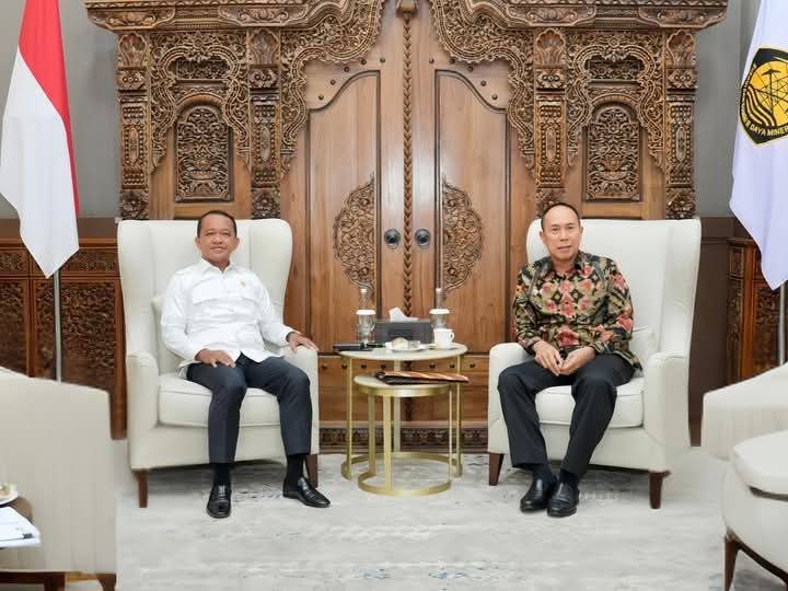 Gubernur Sultra, Mayjen TNI (Purn) Andi Sumangerukka (ASR), saat melakukan audiensi dengan Menteri ESDM RI, Bahlil Lahadalia, di Jakarta. (Dok. Istimewa)