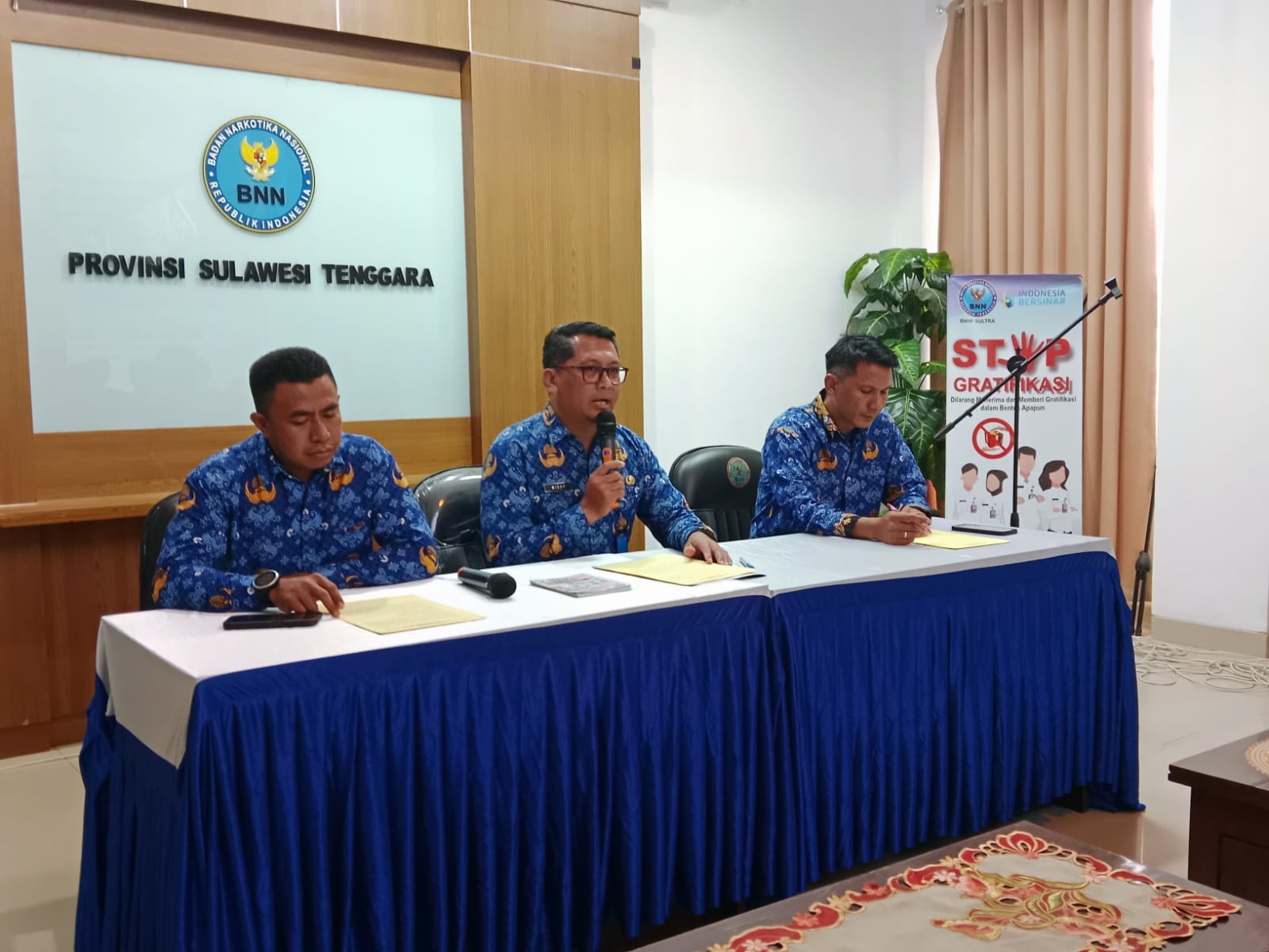 BNNP Sultra saat menggelar konferensi pers hasil Operasi Pemulihan Wilayah Rawan Narkotika Terpadu pada 6–7 November 2025.