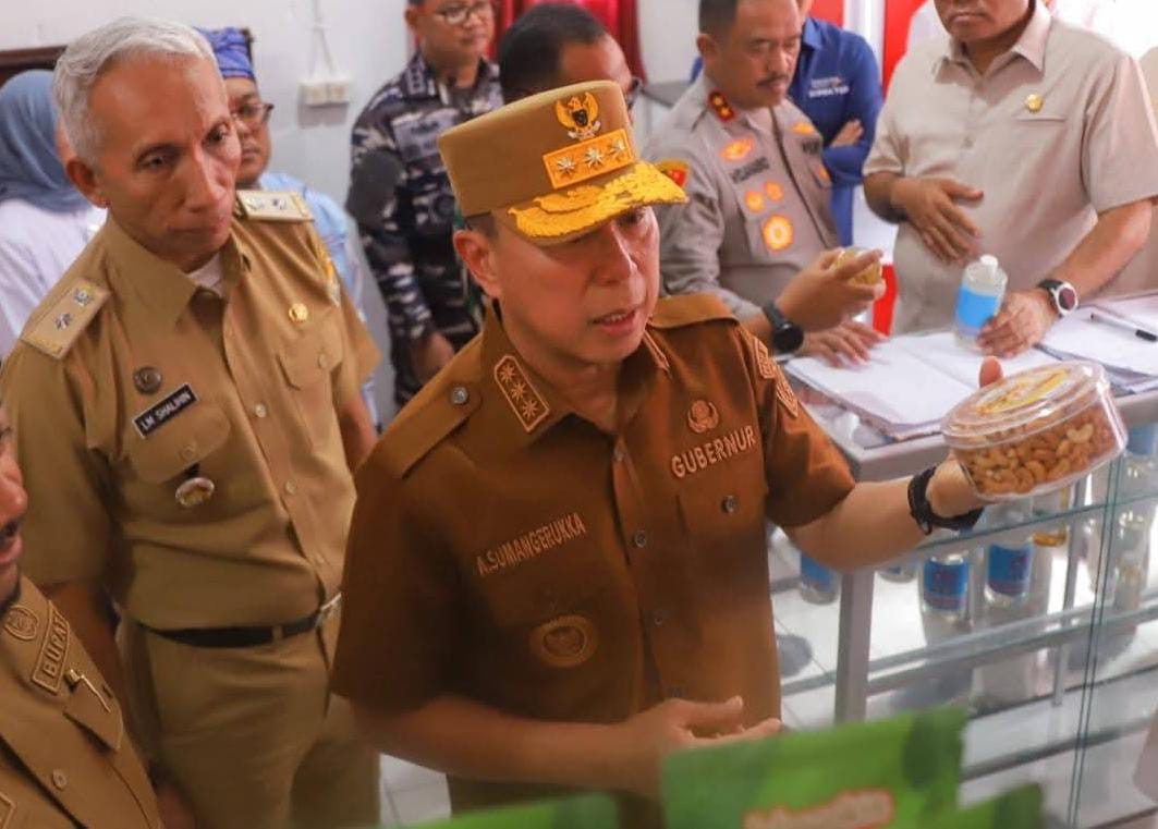 Gubernur Andi Sumangerukka (ASR) didampingi Kepala Dinas Koperasi dan UMKM Sultra, La Ode Muhammad Shalihin. (Dok. Istimewa)