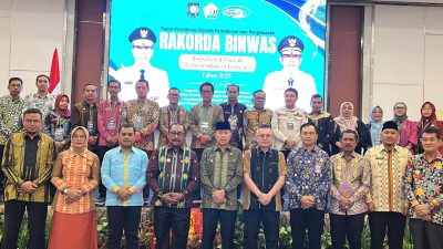 Foto bersama Gubernur Sultra, Andi Sumangerukka (tengah) dengan Inspektorat 17 kabupaten/kota pada Rakorda Binwas Inspektorat Daerah Sultra.
