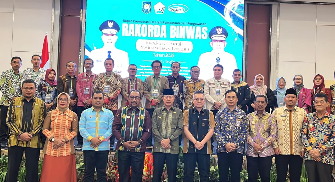 Foto bersama Gubernur Sultra, Andi Sumangerukka (tengah) dengan Inspektorat 17 kabupaten/kota pada Rakorda Binwas Inspektorat Daerah Sultra.