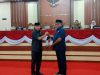 Gubernur Sultra, Andi Sumangerukka saat menyerahkan rancangan KUA-PPAS 2026 kepada Ketua DPRD Sultra, La Ode Tariala.