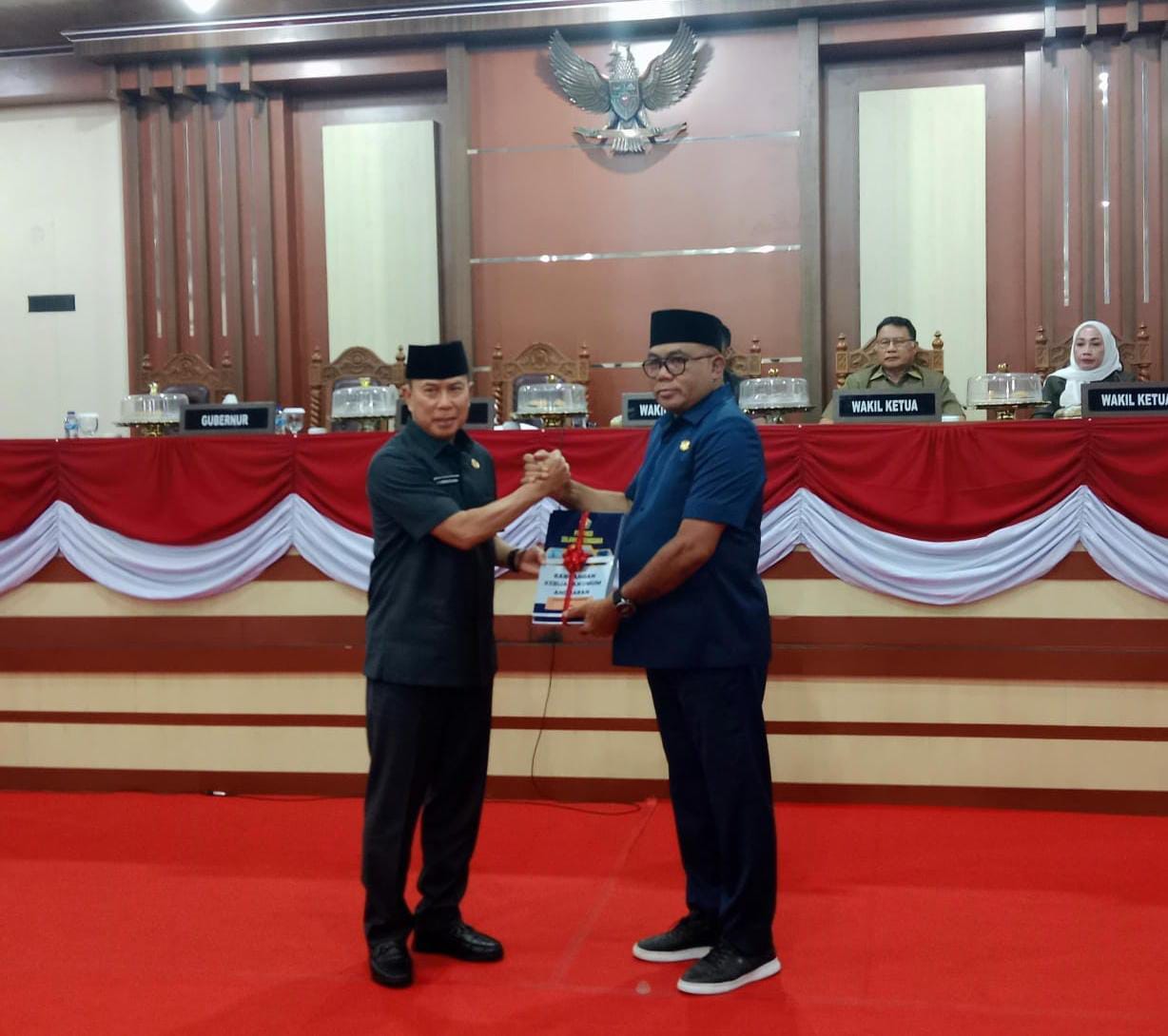 Gubernur Sultra, Andi Sumangerukka saat menyerahkan rancangan KUA-PPAS 2026 kepada Ketua DPRD Sultra, La Ode Tariala.
