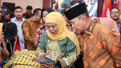 Gubernur Sultra, Andi Sumangerukka bersama Gubernur Jatim, Khofifah Indar Parawansa pada acara misi dagang Jatim–Sultra yang digelar di Kota Kendari pada Rabu (19/11/2025). (FOTO: Laode Kaharmin/Pemprov Sultra)