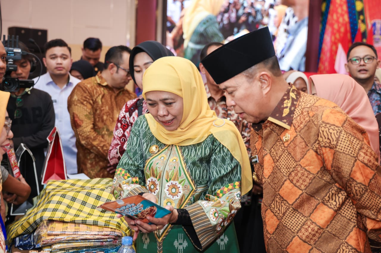 Gubernur Sultra, Andi Sumangerukka bersama Gubernur Jatim, Khofifah Indar Parawansa pada acara misi dagang Jatim–Sultra yang digelar di Kota Kendari pada Rabu (19/11/2025). (FOTO: Laode Kaharmin/Pemprov Sultra)