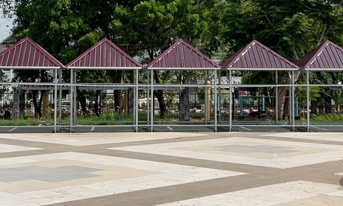 Potret pembangunan 100 lapak kuliner UMKM di Eks MTQ Kendari. (FOTO: FAYSAL/MS)
