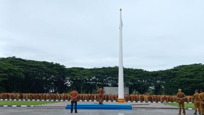 Wagub Sultra, Hugua saat memimpin Apel Gabungan di Halaman Kantor Gubernur Sultra.