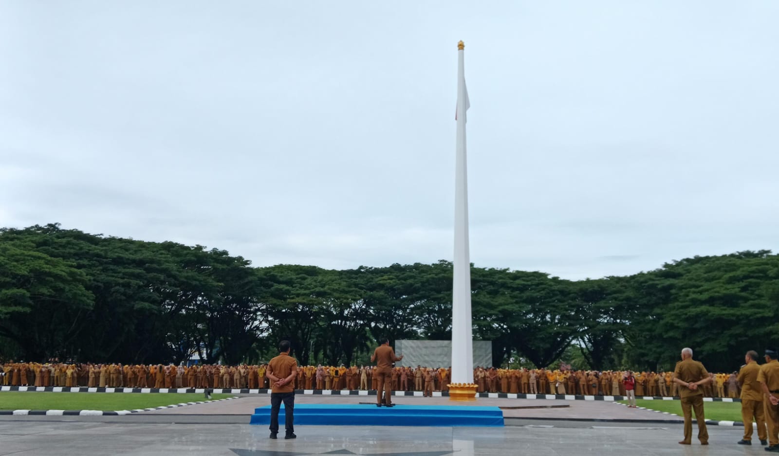 Wagub Sultra, Hugua saat memimpin Apel Gabungan di Halaman Kantor Gubernur Sultra.