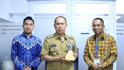 Gubernur Sultra, Andi Sumangerukka (tengah) usai menerima penghargaan peringkat pertama P2DD Nasional kategori Rookie of The Year didampingi Kepala Bapenda Sultra, Mujahidin (kanan) danDirektur Utama Bank Sultra, Andri Permana Diputra Abubakar (kiri). (Dok. Istimewa)