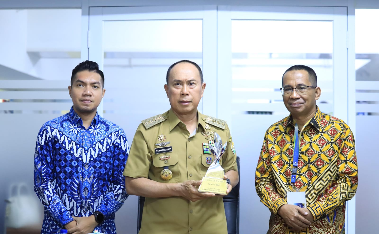 Gubernur Sultra, Andi Sumangerukka (tengah) usai menerima penghargaan peringkat pertama P2DD Nasional kategori Rookie of The Year didampingi Kepala Bapenda Sultra, Mujahidin (kanan) danDirektur Utama Bank Sultra, Andri Permana Diputra Abubakar (kiri). (Dok. Istimewa)