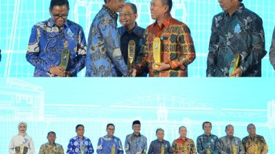 Menteri Pekerjaan Umum Dody Hanggodo saat menyerahkan langsung penghargaan sebagai peringkat ketiga untuk kategori "Pemerintah Daerah Provinsi dengan Kinerja Terbaik dalam Penyelenggaraan Jalan" kepada Gubernur Sultra Mayjen TNI (Purn) Andi Sumangerukka (ASR). (FOTO: Febry/Biro Adpim Sultra)