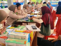 Korpri Polda Sultra Gelar Pengobatan Gratis dan Pembagian Kacamata di Lepolepo, Warga Membeludak