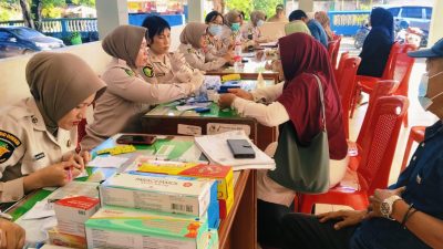 Korpri Polda Sultra Gelar Pengobatan Gratis dan Pembagian Kacamata di Lepolepo, Warga Membeludak