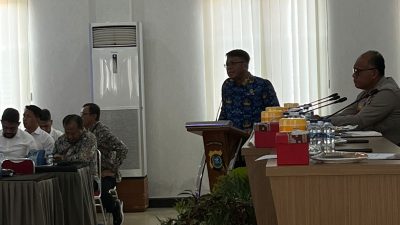 Kepala BMKG Stasiun Klimatologi Sultra, Aris Yunatas, saat memaparkan materi pada rapat koordinasi lintas sektoral kesiapan Operasi Lilin Anoa 2025 dalam rangka pengamanan Natal 2025 dan Tahun Baru 2026. (FOTO: FAYSAL/MS)