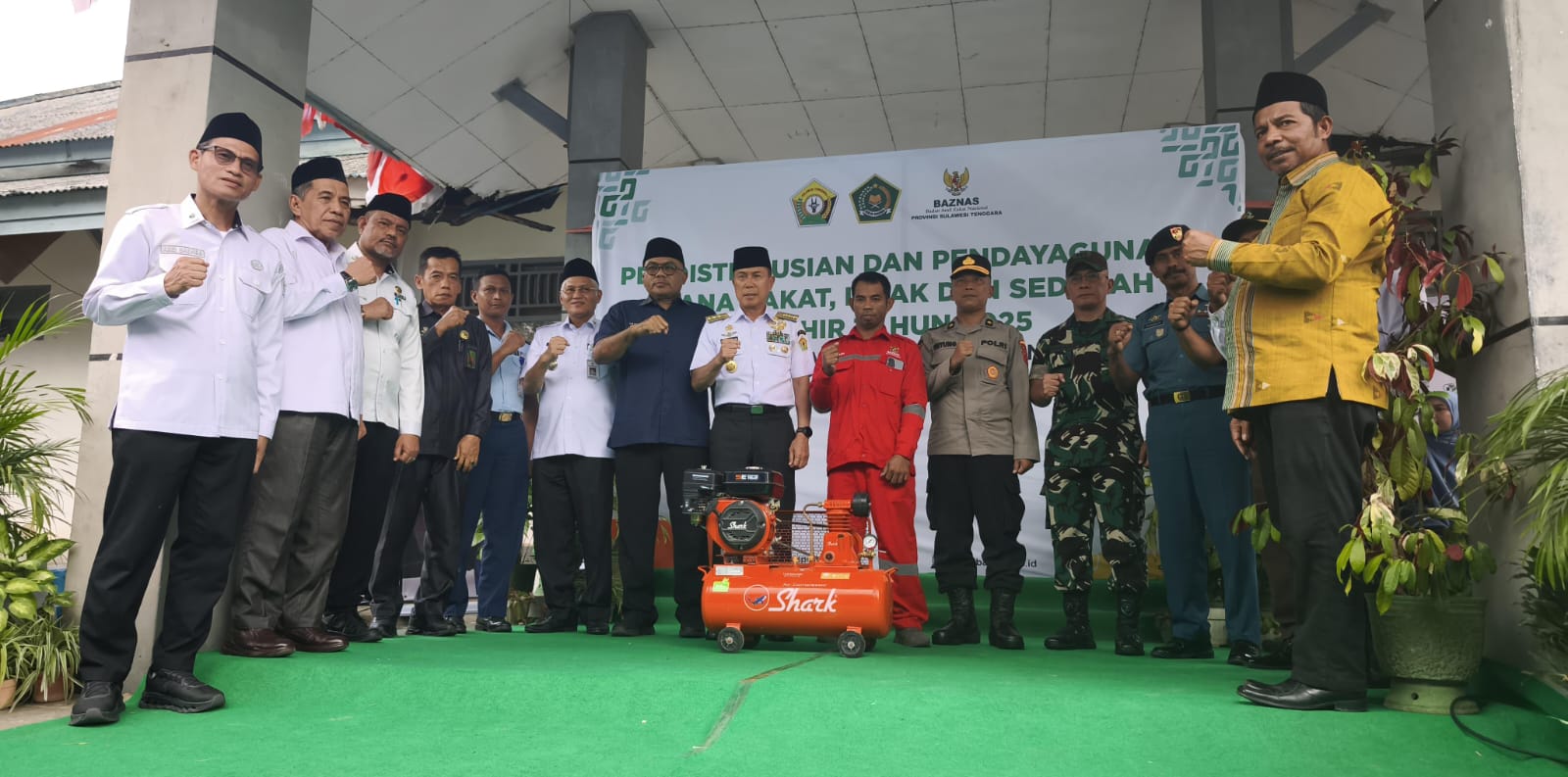 Gubernur Sultra, Andi Sumangerukka (tengah) saat menghadiri pendistribusian dan pendayagunaan dana ZIS tahap akhir tahun 2025.