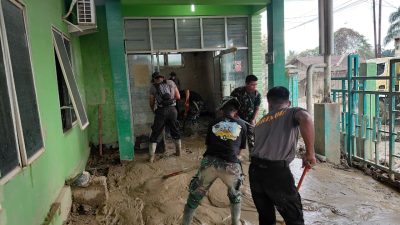 Sinergitas TNI–Polri Bersihkan Puskesmas Kuala Simpang Pasca Banjir