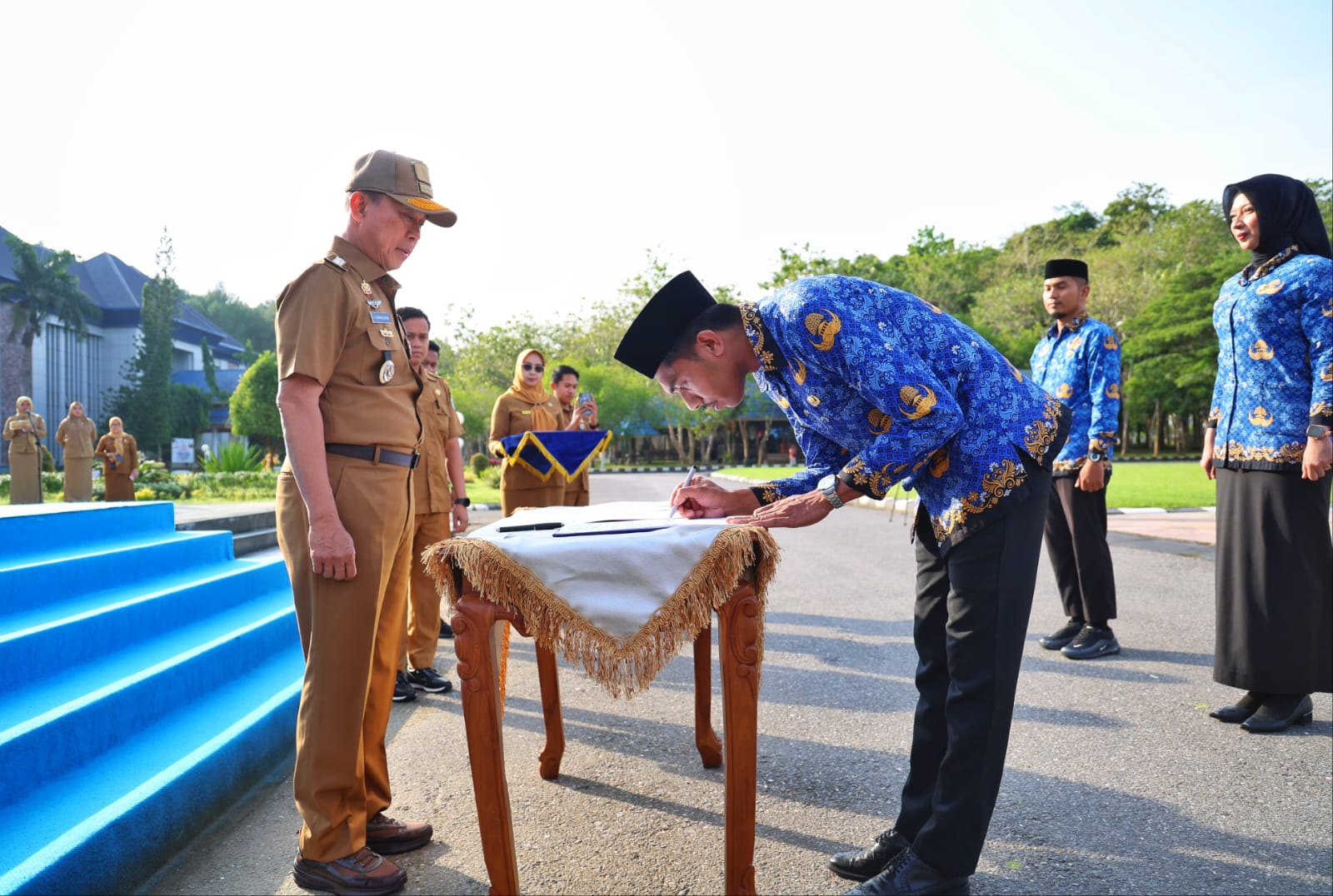 Gubernur Sultra, Andi Sumangerukka (ASR), secara resmi menyerahkan SK Pengangkatan PPPK paruh waktu formasi tahun 2024 di lingkup Pemprov Sultra, tahun anggaran 2025 bertempat dihalaman Kantor Gubernur Sultra, Senin (29/12/2025).