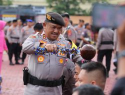 Kapolda Sultra Pimpin Upacara Kenaikan Pangkat 867 Personel Polri dan PNS