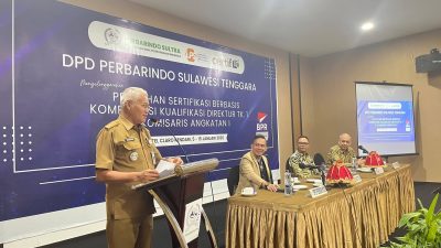 Sekretaris Daerah (Sekda) Provinsi Sultra, Drs. H. Asrun Lio, M.Hum., Ph.D, saat membuka Pelatihan Sertifikasi Berbasis Kompetensi Kualifikasi Direktur Tingkat I dan Komisaris Angkatan I DPD Perbarindo Sultra, di Kendari, Selasa (6/1/2026).