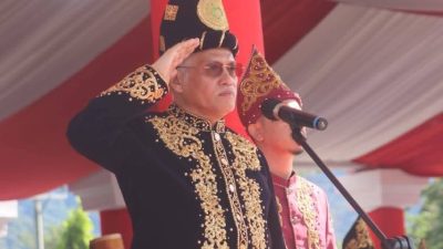 Mewakil Gubernur, Sekda Sultra, Drs. H. Asrun Lio, M.Hum., Ph.D., saat memimpin Upacara Peringatan HUT Kabupaten Kolaka Timur di Tirawuta, Minggu (11/1/2026).